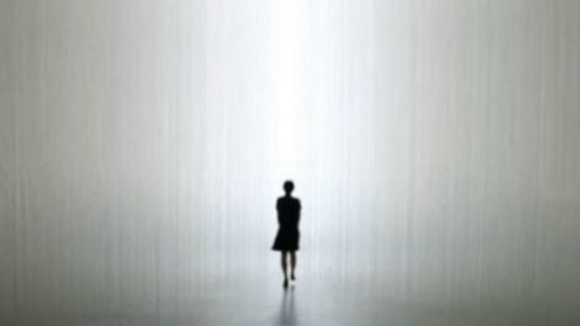 Saule, pieds nus dans les aiguilles